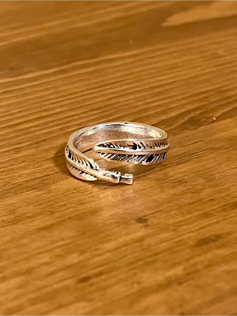 Stainless steel silver tone feather ring with etching all around size 6 1/2